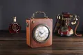 Elegante vintage braune Uhrenhandtasche mit römischen Ziffern und Metallgriff-Detail - Dunkelbraun