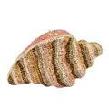 Primer plano de bolso de noche con forma de caracola y brillantes pedrería multicolor. - Dorado Multicolor