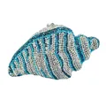 Vista detallada de un bolso de fiesta con forma de caracola con pedrería azul y plata - Plata & Azul