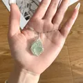 Detail van de handgemaakte ketting met groene fluoriet ruwe steen hanger in zilverdraad. - Hangerketting met omwikkelde ruwe steen (F83-4) / Groene Fluoriet