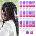 Nahaufnahme von 50 bunten Haarperlen für afrikanische Zöpfe und DIY-Haarstyling - 45 Stück/Packung / Mehrfarbig