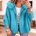 Modische türkisfarbene lockere Strickjacke mit Kapuze, großem Pelzkragen und Reißverschluss - Seeblau