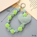 Grüne Plüschherz-Handykette mit Pompons und Perlen, 16 cm Länge, 26,5 g Gewicht. - Plüsch Perlen Herz (K4362)