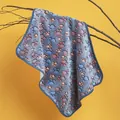 Morbida coperta in pile corallo per animali con stampe colorate di zampe di cane - M (60x40cm) / Impronta di zampa grigia