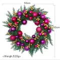 Corona de Navidad de 50cm con bolas magenta y moradas sobre agujas de pino - Rosa rojo