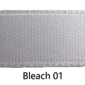 Detaillierte Makrotextur von 3-4 mm bleichweißem doppelseitigem Satinband zum Basteln - 900 Yards Packung / Gebleichtes Weiß