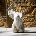 Vaso d'arte in ceramica a busto con ala, altezza 19,3 cm, finitura testurizzata bianca - Stile Ali d'Angelo (B-252)-Scatola di Carta