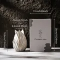 Vaso in ceramica bianca testurizzata minimalista con elegante confezione regalo. - Mar Egeo - Scatola a Colori