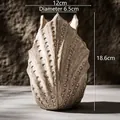 Vaso in ceramica minimalista a forma di conchiglia, bianco avorio, 12x18,6 cm - Mar Egeo - Scatola di Carta