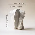 Künstlerische weiße Keramikvase, 17,8 cm hoch und 15 cm breit, für stilvolle Dekoration - Sedna - Weißer Wellenstil / Kraftpapier-Box