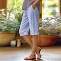 Vue latérale du short femme en coton et lin bleu clair, coupe ample et longueur genou. - S / Bas / Bleu clair