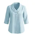 Détail d'un chemisier bleu clair en coton-lin avec col en V et revers élégant - Bleu ciel