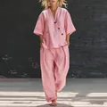 Modelo con conjunto de dos piezas de lino rosa con detalles de botones laterales y ajuste - S / Top y Pantalones / Rosa