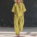 Vista completa del conjunto amarillo con top de cuello en V y pantalones anchos. - S / Top y Pantalones / Amarillo Mostaza