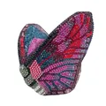 Detalle macro de bolso clutch de mariposa de lujo con pedrería de cristal multicolor - Púrpura Multicolor