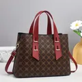 Stilvolle braune Monogramm-Handtasche 2025 mit roten Kontrastträgern und großem Design - 31*13*23CM / Rot & Kaffee