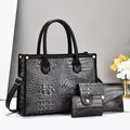 Detailansicht graues Handtaschen-Set mit Krokodilprägung, Clutch und Kartenhalter - Dreiteiliges Set / Dunkelgrau