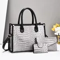 Detailansicht silbernes 3er-Set Handtaschen mit Kroko-Prägung und schwarzen Griffen - Dreiteiliges Set / Hellgrau