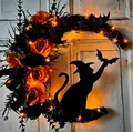 Couronne de lune d'Halloween artisanale avec chat noir, roses oranges et lumières LED chaudes - Style Fleurs Noires et Jaunes Lumineux