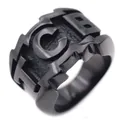 Anillo para hombre de acero inoxidable negro con diseño calado TCB en fondo blanco - US 7 / Negro