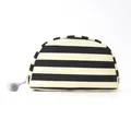 Trousse de maquillage en dome raye noir et blanc, grande capacite de voyage chic avec pompon. - Rayures Noires et Blanches