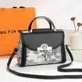 Bolso con estampado de flores paisley con solapa negra y elegante asa de metal dorado - 23x11x18cm / Negro