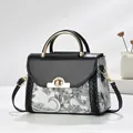 Elegante borsa a mano con stampa paisley, patta nera e manico dorato da donna - Nero