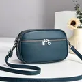 Petit sac bandoulière élégant en cuir bleu foncé avec trois compartiments zippés - Bleu