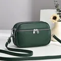 Elegante kleine dunkelgrüne Umhängetasche mit drei Reißverschlussfächern und Kieselstruktur - Grün
