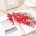 Détail de branche de baies rouges artificielles montrant un design réaliste à 5 branches. - Baies rouges à 5 branches