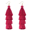 Detaillierte Nahaufnahme von eleganten magentafarbenen vierlagigen Quasten Ohrringen. - 1 Paar (Länge ca. 85mm) / Fuchsia
