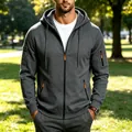 Detail van grijze techwear hoodie met oranje ritsaccenten en handige zakken voor mannen - M / Tops / donkergrijs