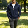 Detailweergave van marineblauwe heren tactische hoodie met opvallende oranje ritssluitingen - Marineblauw
