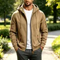 Detailweergave van de camel utility hoodie met tactische zakken en oranje ritsen - M / Tops / Khaki