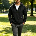 Gedetailleerd overzicht van zwarte techwear hoodie voor heren met functionele zakken - M / Tops / Zwart