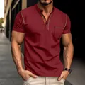 Dunkelrotes Herren Henley Poloshirt mit kurzen Ärmeln und dekorativen Goldnähten - Burgunderrot