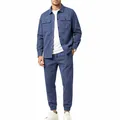 Vista completa de un conjunto informal de dos piezas de gamuza azul para hombre, chaqueta y jogger - S / Top Y Pantalón / Azul Zafiro