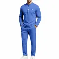 Elegante conjunto casual de dos piezas para hombre con top henley azul y pantalón recto - Azul claro