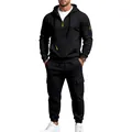 Vollansicht eines schwarzen Herren-Trainingsanzugs mit Kapuzenpullover und Cargohose - M / Oberteil und Hose / Schwarz
