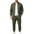 Olivgrüner Herren-Trainingsanzug bestehend aus Jacke mit Stehkragen und Jogginghose. - Armeegrün