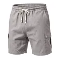 Detailansicht der grauen Baumwoll-Leinen-Cargo-Shorts mit Kordelzug und Taschenklappen. - S / Grau