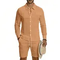 Vista dettagliata del completo camicia in lino terracotta e pantaloncini cargo uomo - Taglia S / Sopra e Sotto / Grigio scuro