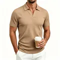 Detalle de polo de hombre con textura acanalada en color caqui y diseño de cuello abierto - S / Tops / Caqui