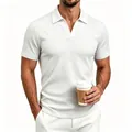 Primer plano de polo blanco para hombre con textura jacquard de canalé vertical - S / Tops / Blanco