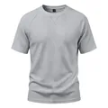 Gros plan sur la texture gaufrée respirante de ce t-shirt raglan gris pour hommes - S / Hauts / Gris clair
