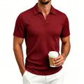Vista detallada del polo de hombre burdeos en punto acanalado con un elegante cuello en V - Rojo