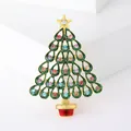 Vue détaillée de la broche sapin de Noël évidée avec émail vert et strass colorés - Style Sapin de Noël Multicolore Ajouré (E9-1-9702)
