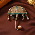 Nahaufnahme einer Vintage-Schirmbrosche mit funkelnden Strasssteinen und Perle. - Braun