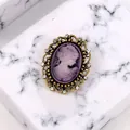 Élégante broche camée violette vintage avec cadre doré orné et strass brillants - Violet