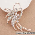 Eleganter Blumen-Strass-Anstecker in Roségold für stilvolle Damen-Outfits und Kleider - Gold
